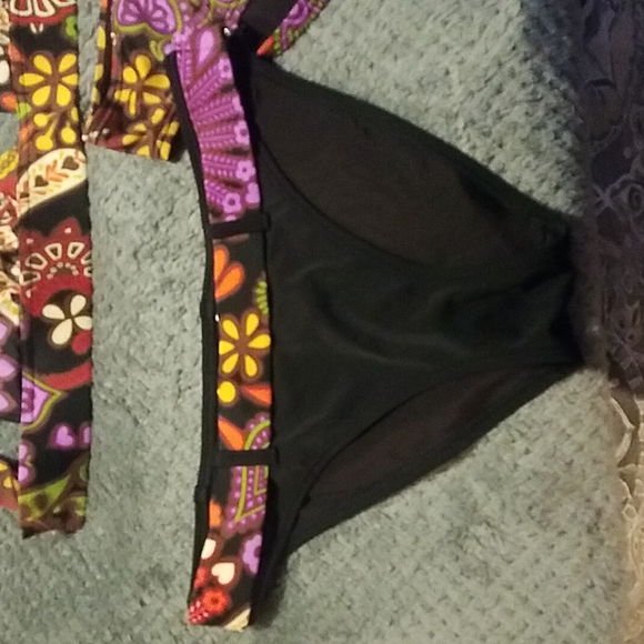Victorias Secret halter top bikini with 2 bottoms - Picture 4 of 6